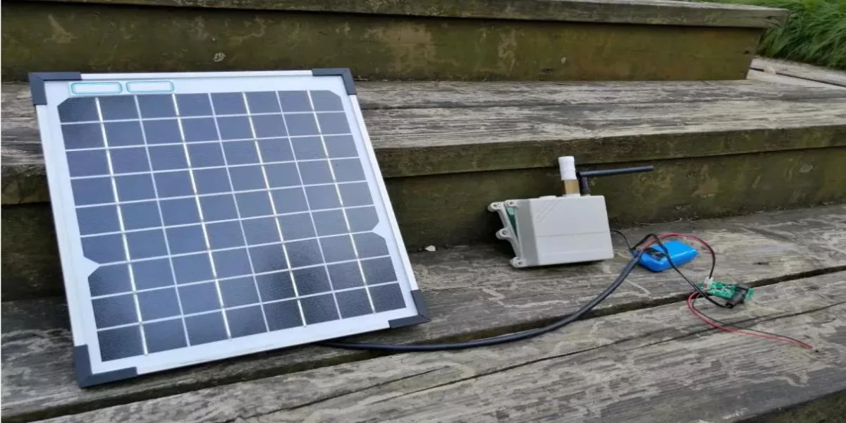 Mini painel solar pr&eacute;-cabeado com cabo que alimenta luzes LED e dispositivos IoT
