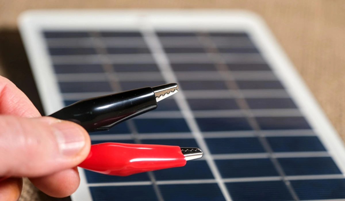 Mini carregador de bateria solar com clipes para eletr&ocirc;nicos DIY.webp