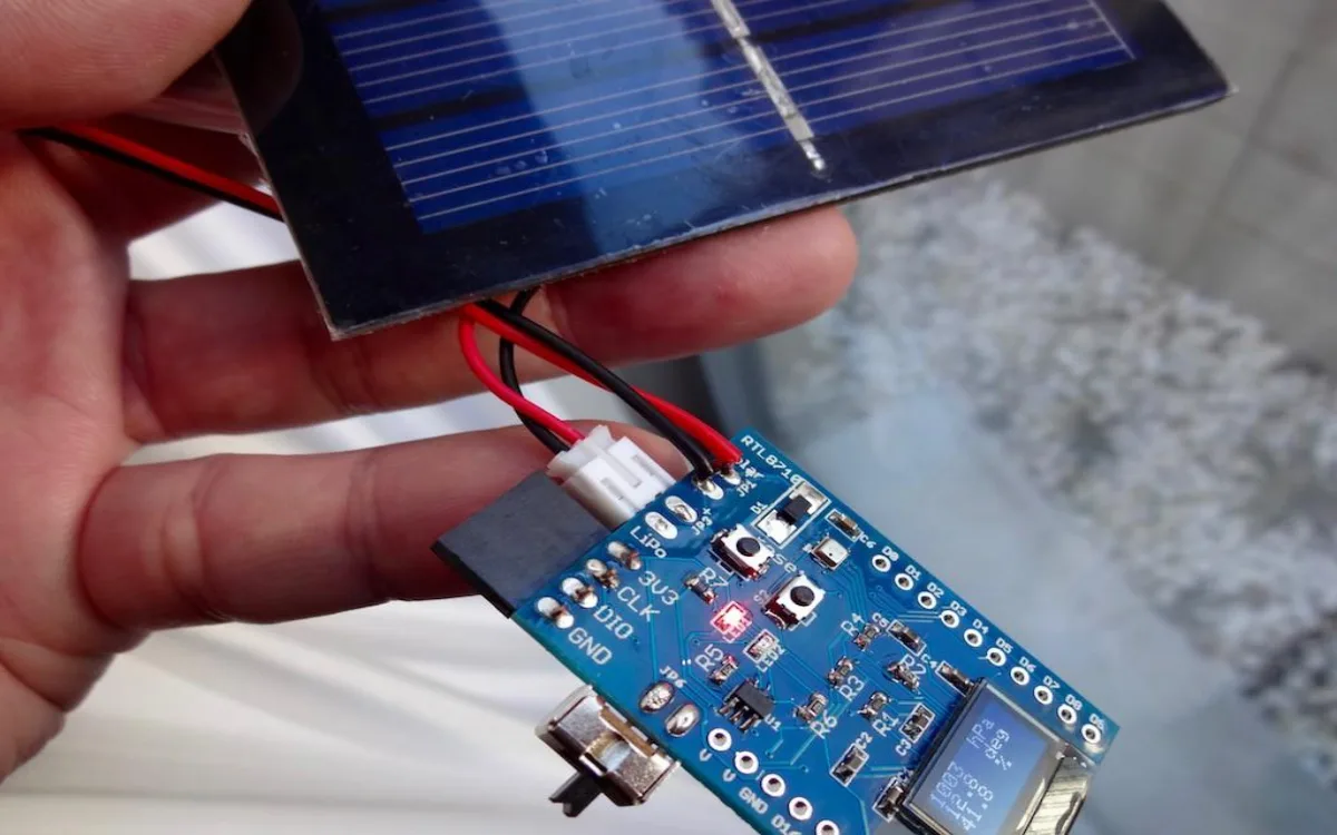 Mini painel solar com conector JST alimentando sensor IoT e dispositivos de monitoramento sem fio