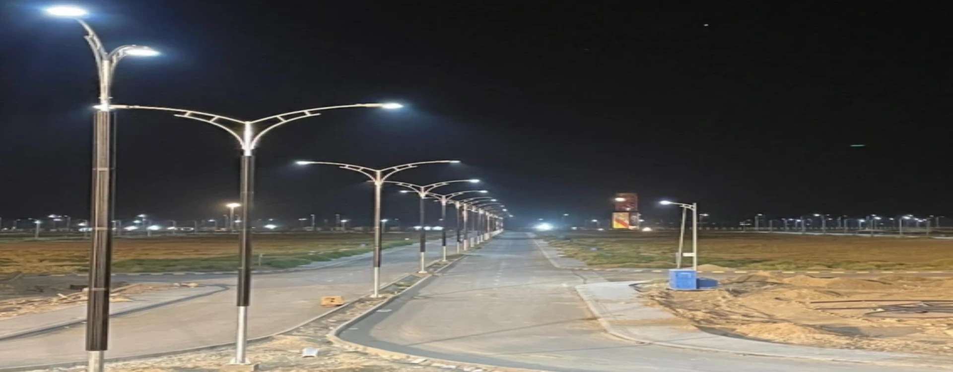 painel solar cil&iacute;ndrico instalado em poste de luz solar